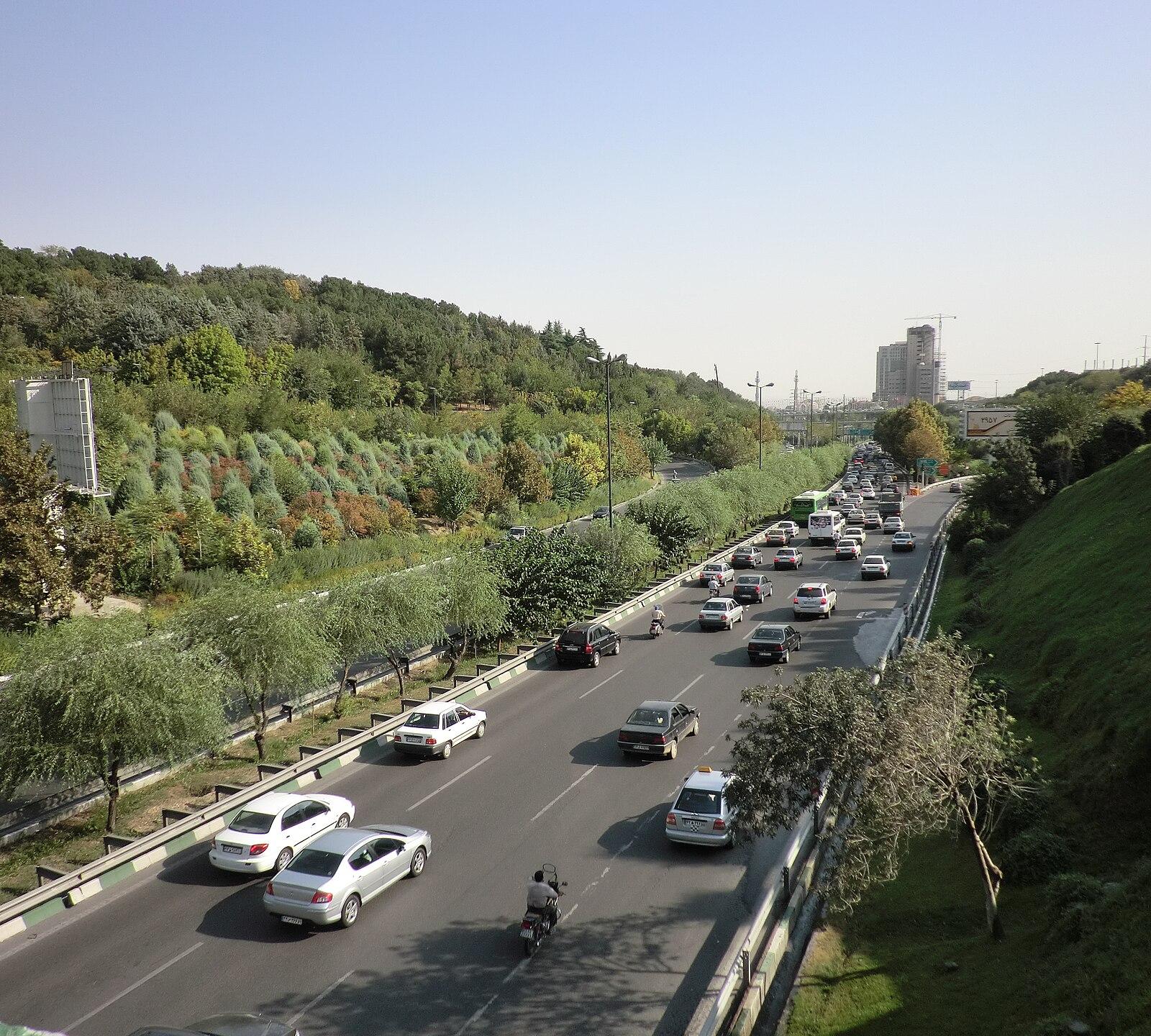 Tehran Businesses Navigate Record Rial Collapse and Soaring Inflation Pressures